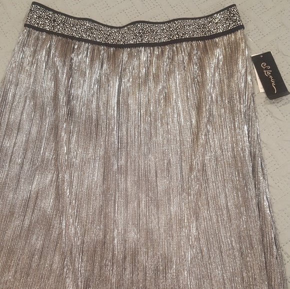 Metallic Skirt ( New with tags) - Picture 4 of 6